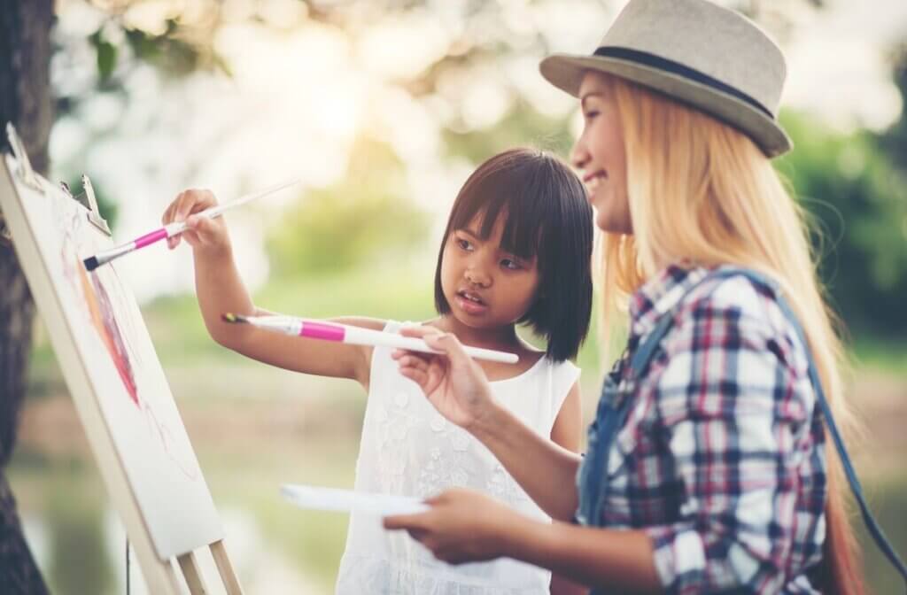 photo shoot mom and daughter painting